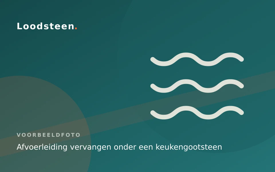 Loodgieter van Loodsteen vervangt de afvoerleiding onder een keukengootsteen