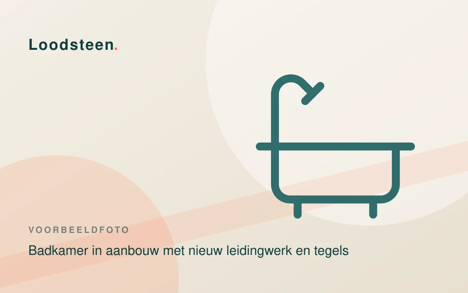 Badkamer in aanbouw met nieuwe leidingen in de muur en tegelwerk dat half af is