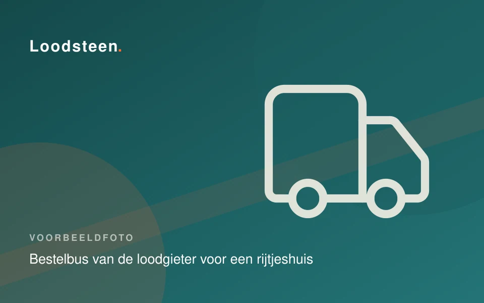 Bestelbus van een loodgieter geparkeerd voor een rijtjeshuis in Nootdorp