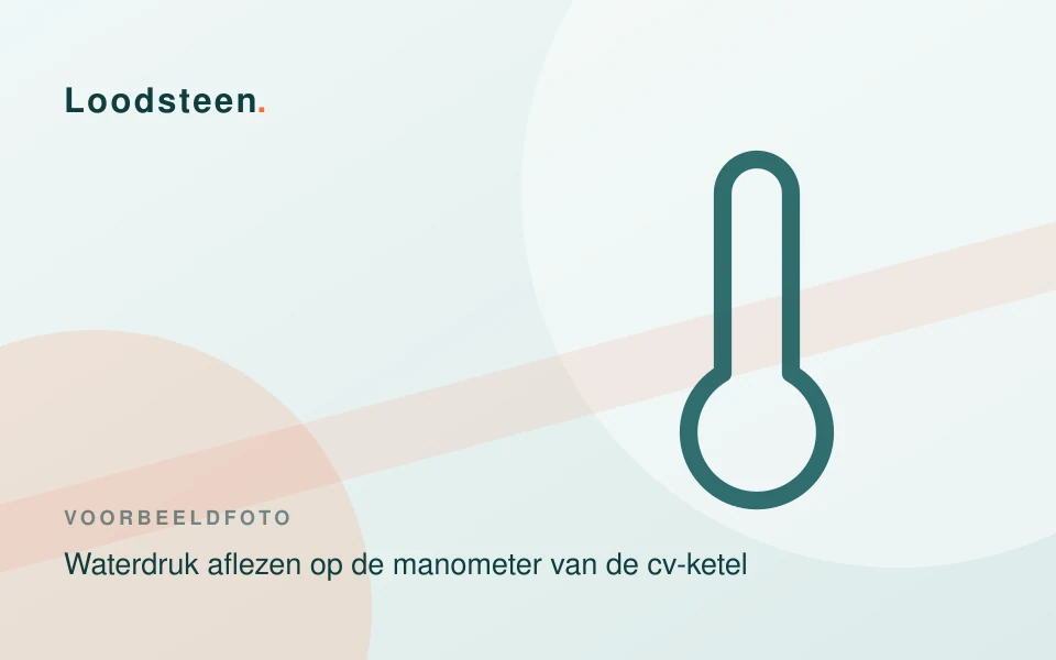 Monteur meet de waterdruk op de manometer van een cv-ketel in een bijkeuken