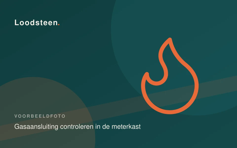 Monteur controleert met een lekzoeker de aansluiting van een gasleiding in een meterkast