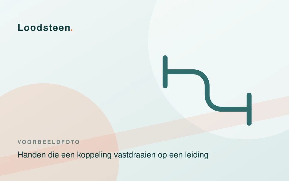 Handen van een loodgieter draaien een koppeling vast op een waterleiding in een meterkast