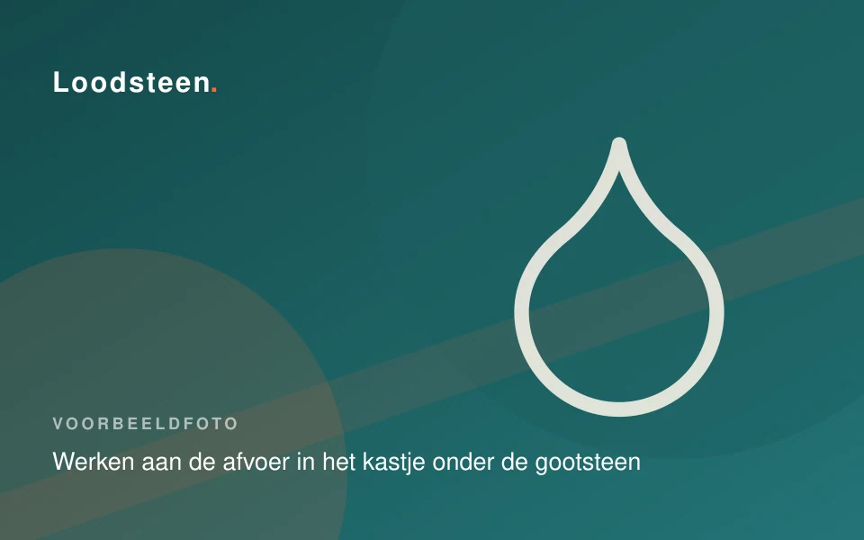 Loodgieter controleert de sifon en de aansluitingen in het kastje onder een keukengootsteen