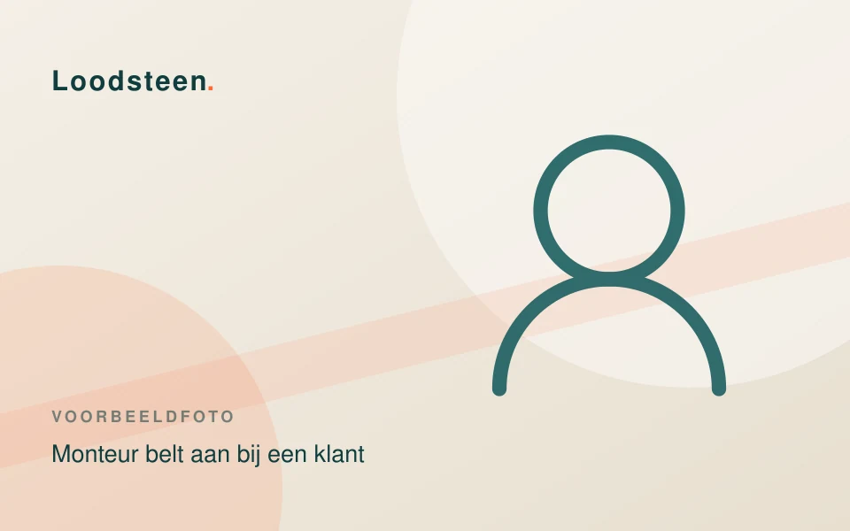 Monteur van Loodsteen staat met gereedschapskoffer bij een voordeur in Voorburg