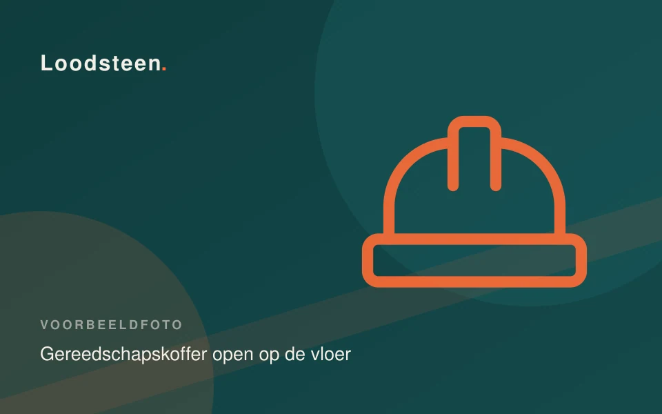 Loodgieter pakt gereedschap uit een geopende koffer op de vloer van een bijkeuken
