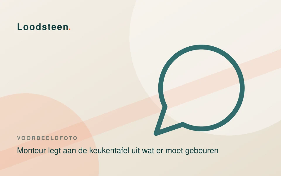 De monteur van Loodsteen bespreekt met een bewoner wat er aan de installatie moet gebeuren