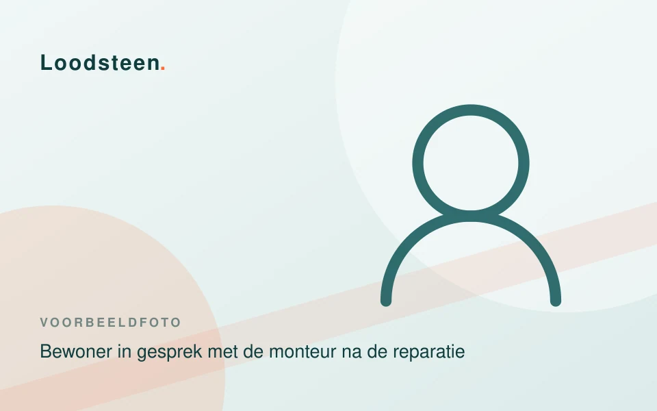 Tevreden bewoonster in gesprek met de loodgieter na een geslaagde reparatie