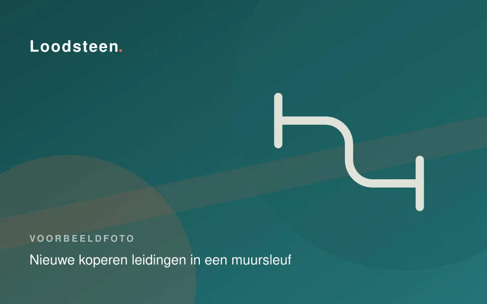 Nieuwe koperen waterleidingen worden door een monteur in een muursleuf gemonteerd